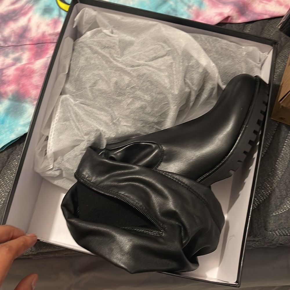 Knee high flat boot - Picture 4 of 4